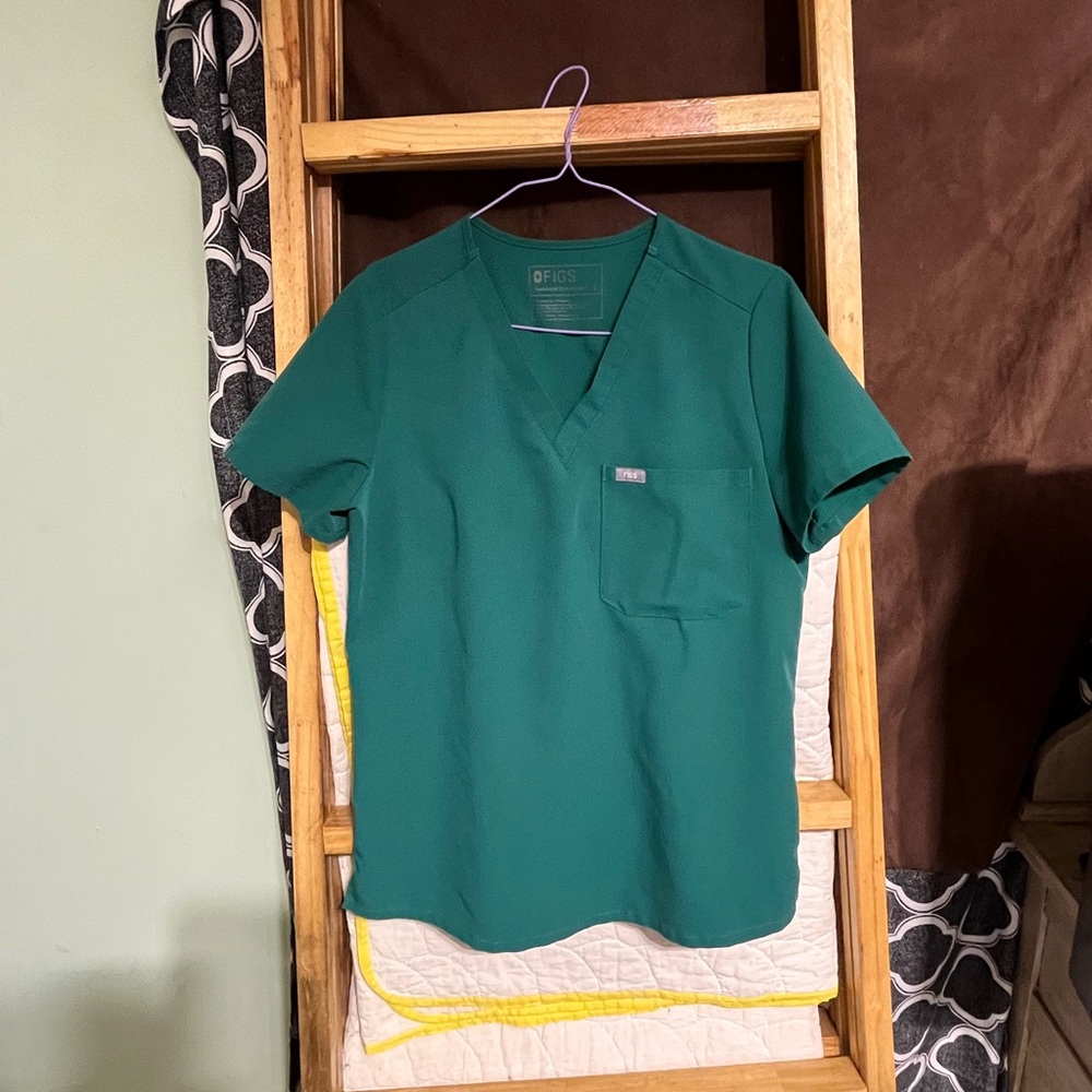 Hunter green Figs Catarina top size small
